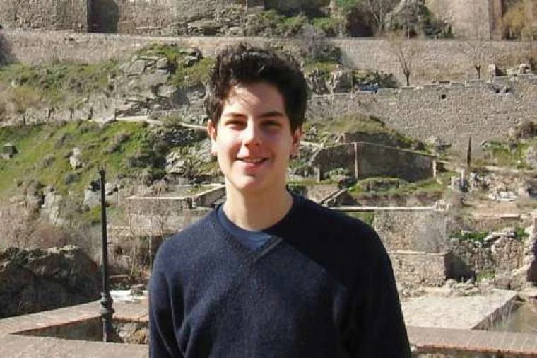 Carlo_Acutis_gray_sweater.jpg