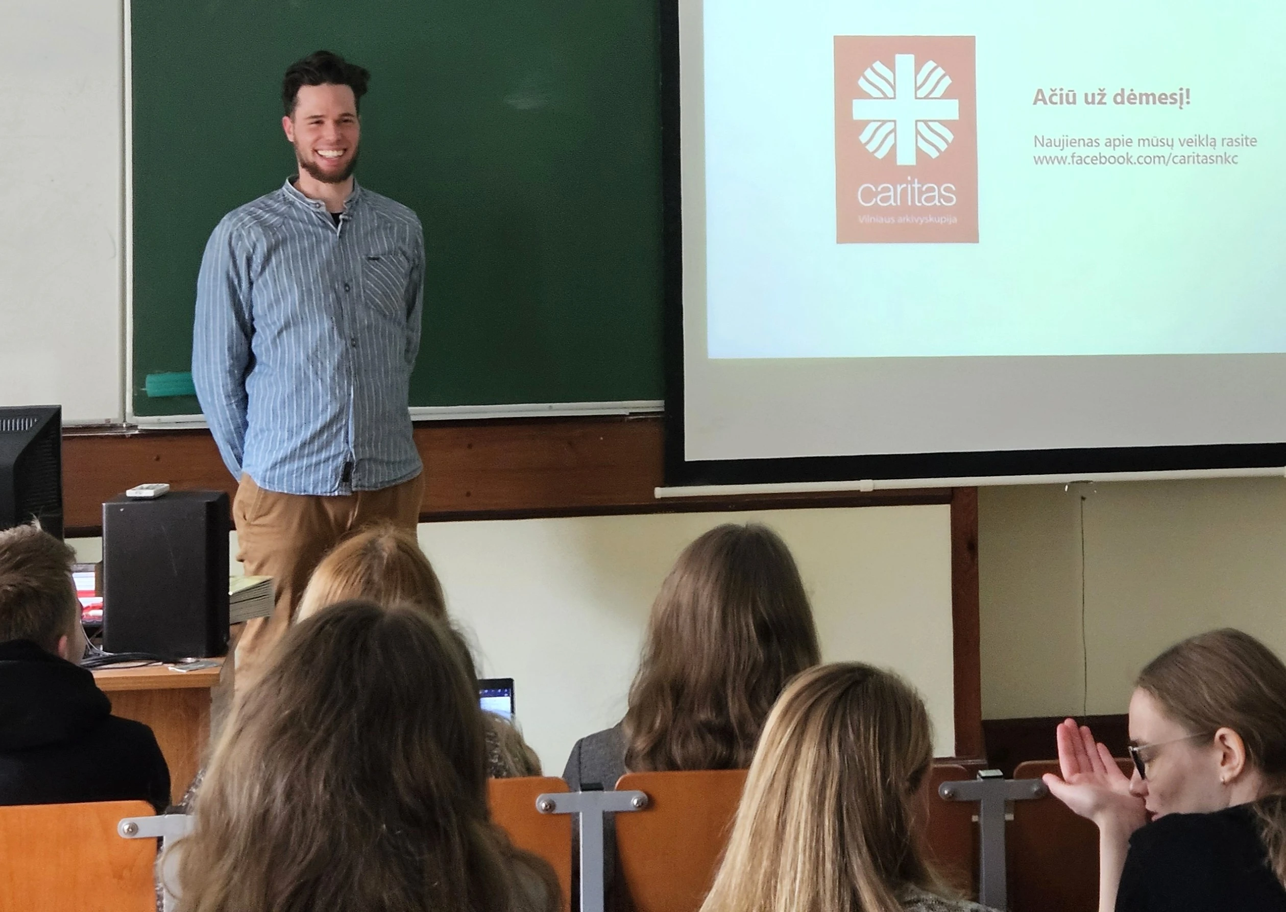 photo-4-simon-schwartz-with-university-students.jpg