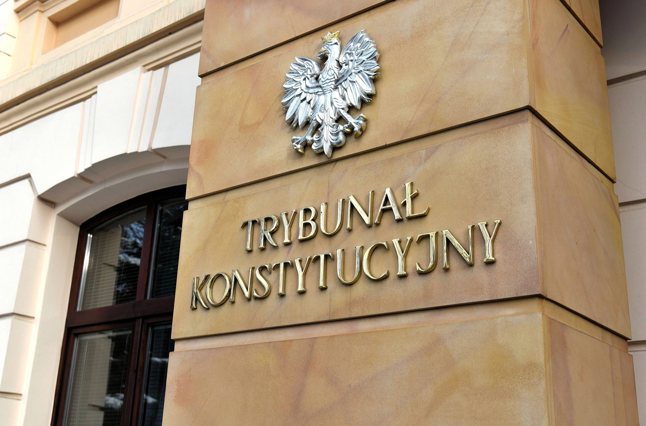 trybunal-konstytucyjny-wejscie.jpg