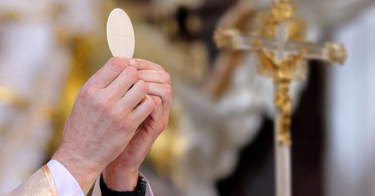 60643-catholic-priest-communion-thinkstockphotos-88.1200w.tn_.jpg