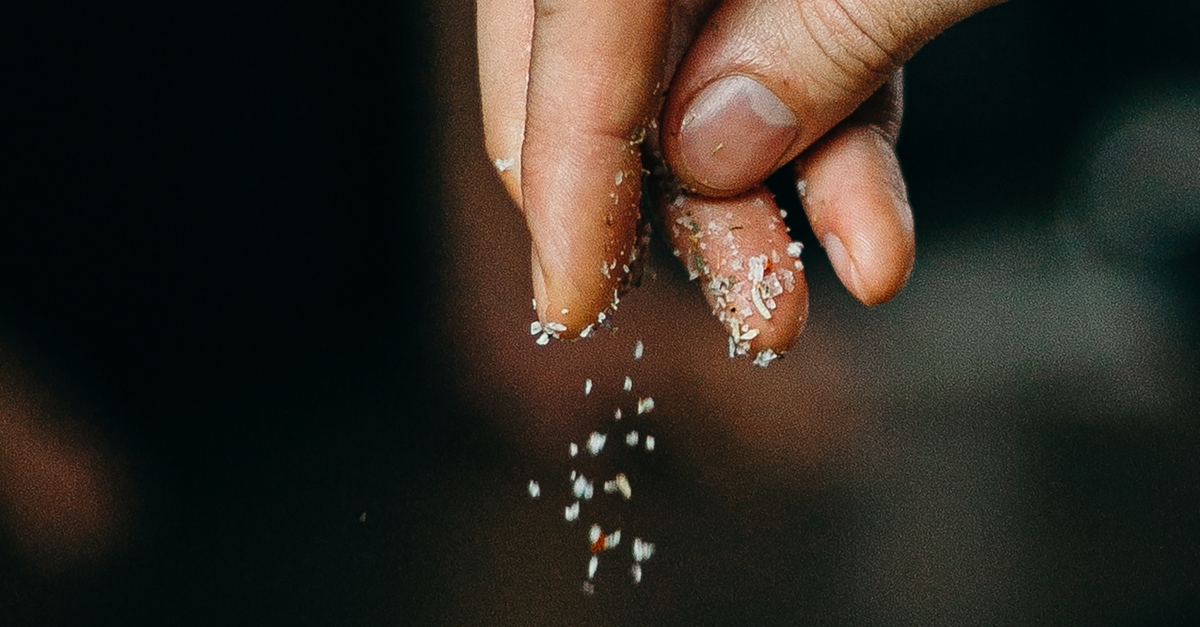 7402-fingers-salt-sprinkle-food-person-pouring-sea.jpg